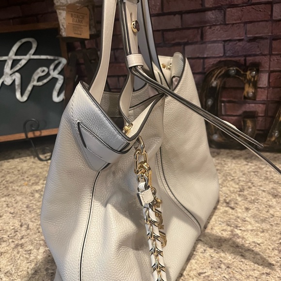 MICHAEL KORS handbag- white $75 w/ bag charm - Picture 2 of 10